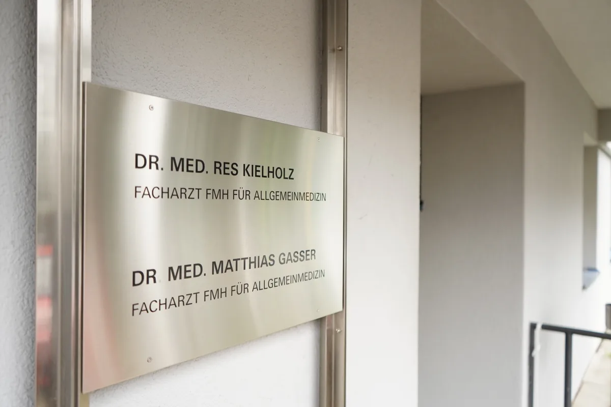 Man sieht das Namensschild einer Gemeinschaftspraxis.